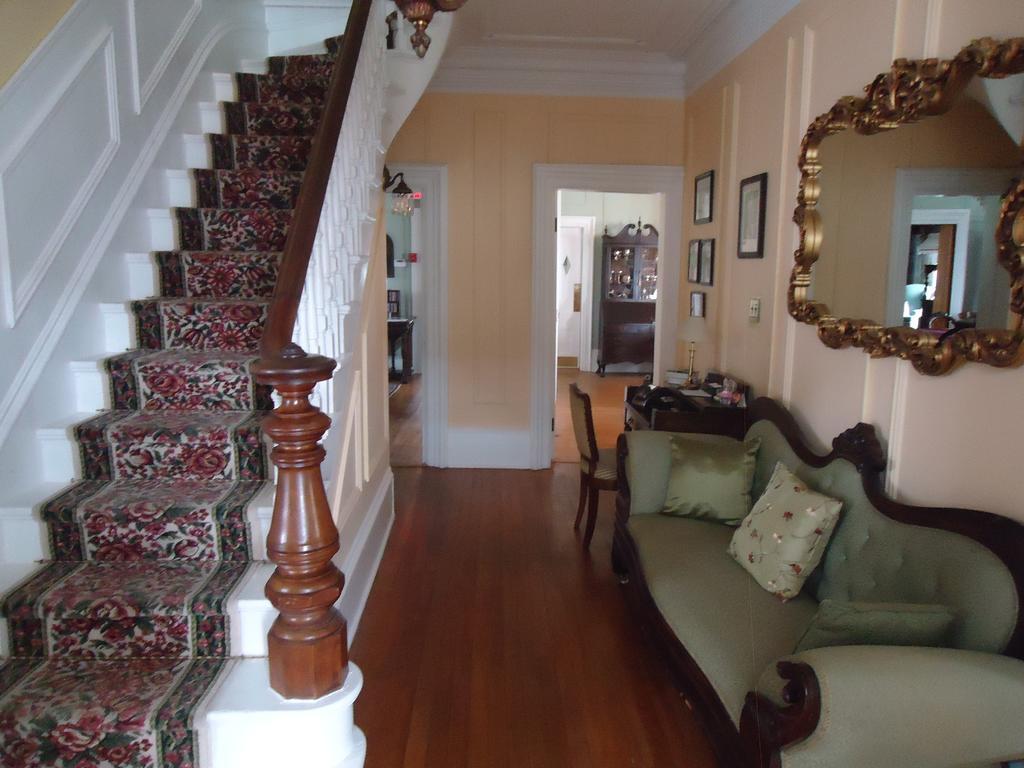 Governor'S Mansion Inn Miramichi Exterior photo