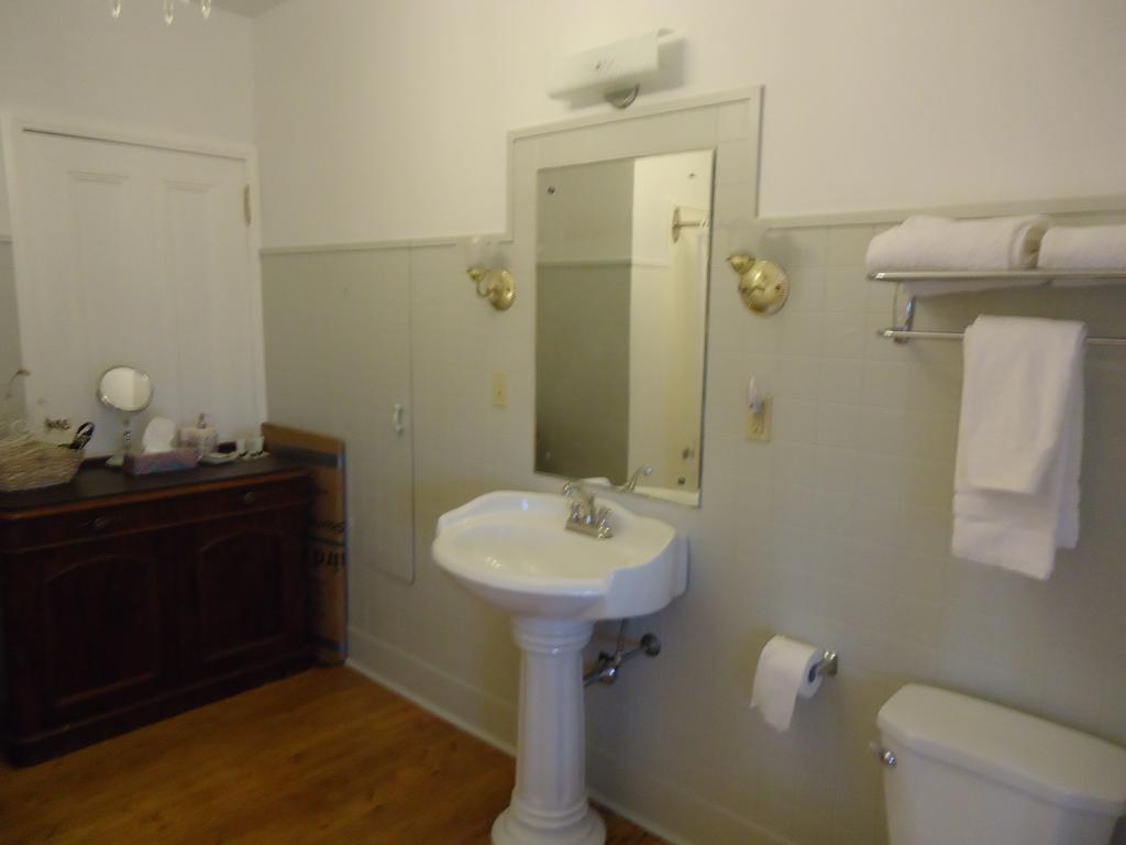 Governor'S Mansion Inn Miramichi Room photo