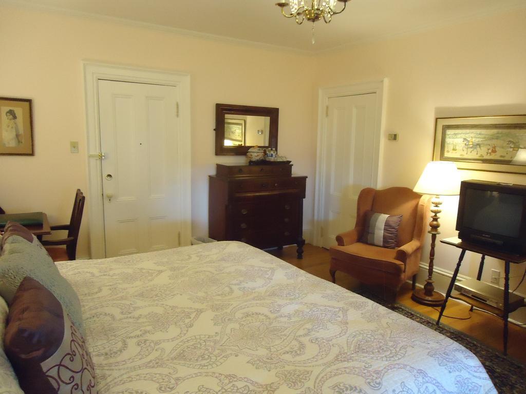 Governor'S Mansion Inn Miramichi Room photo