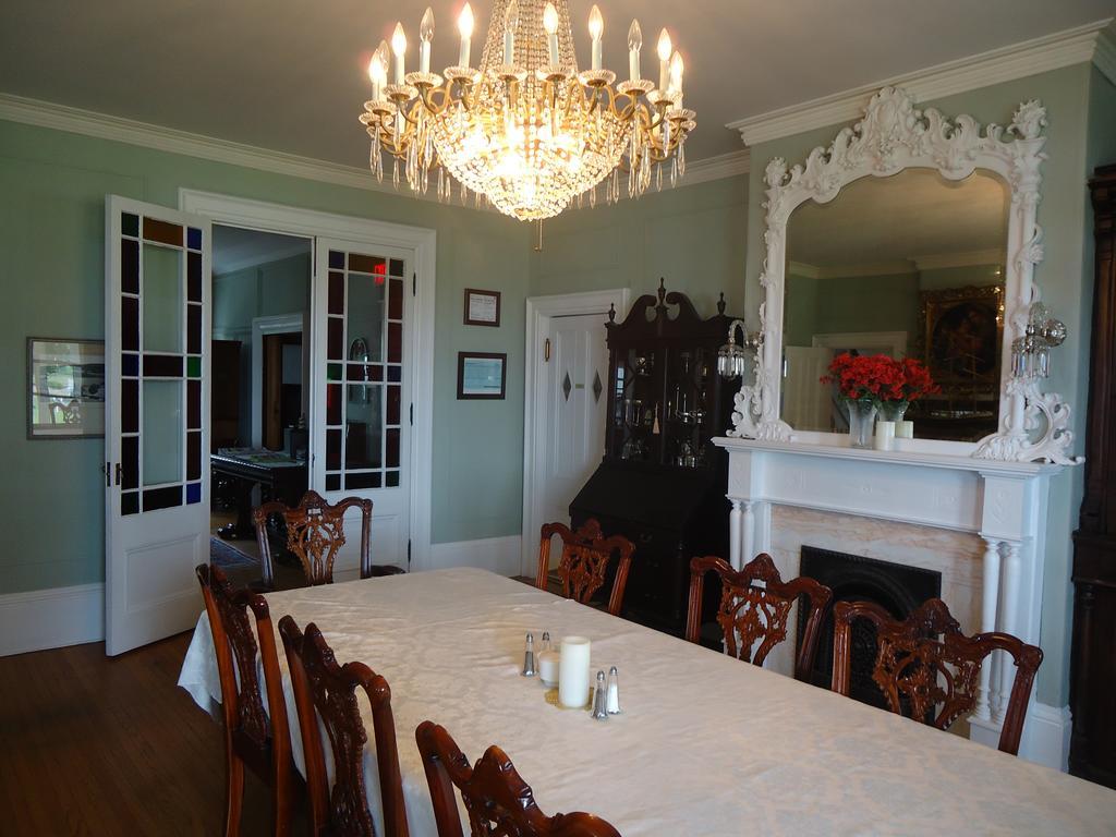 Governor'S Mansion Inn Miramichi Exterior photo