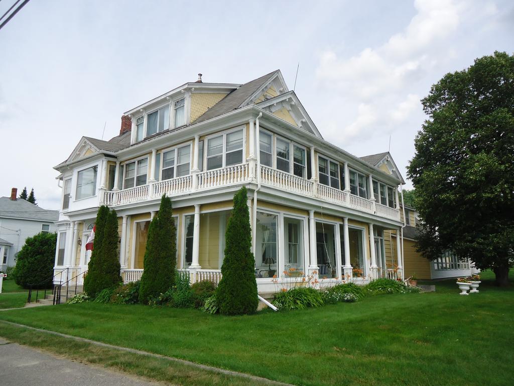 Governor'S Mansion Inn Miramichi Exterior photo