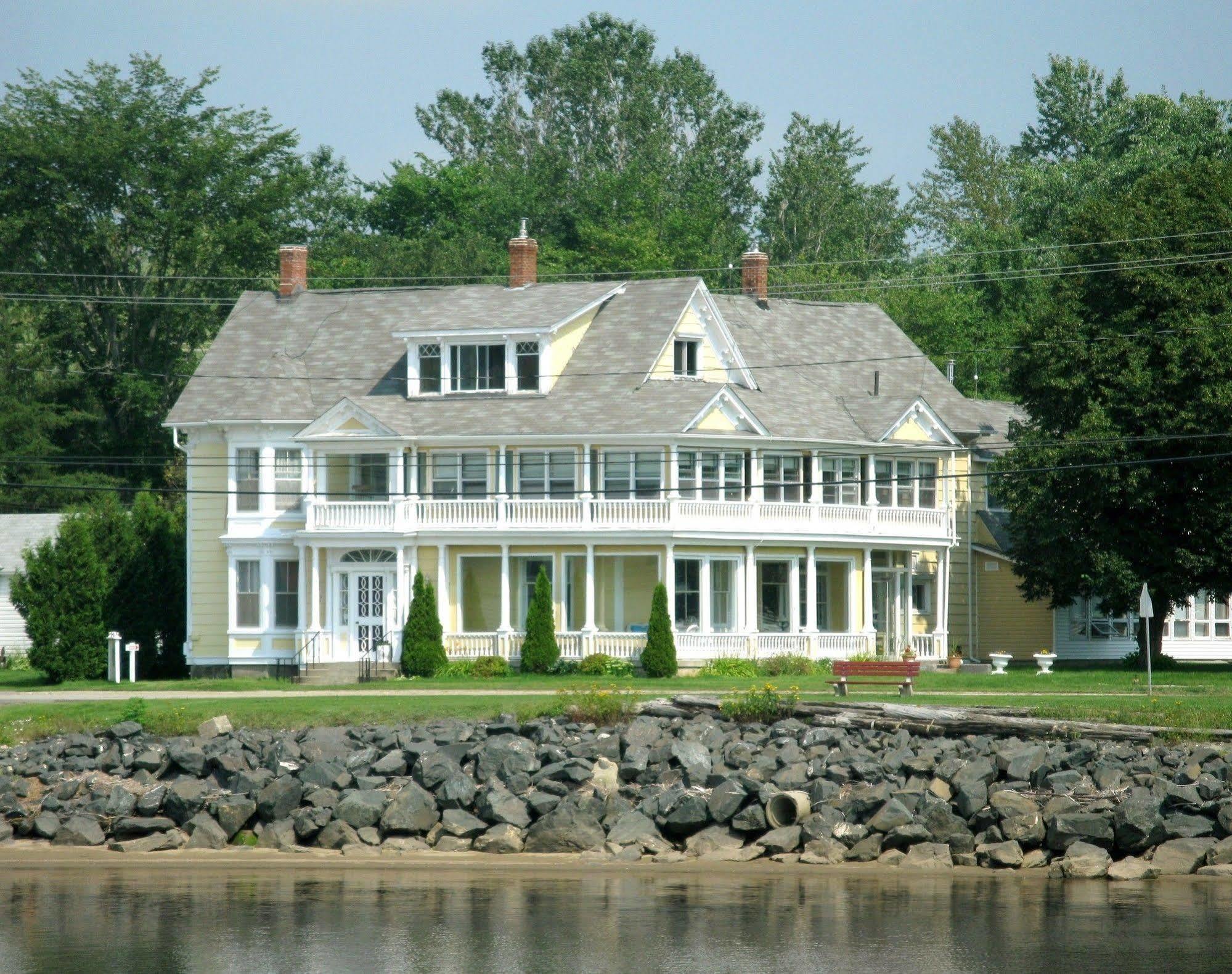Governor'S Mansion Inn Miramichi Exterior photo