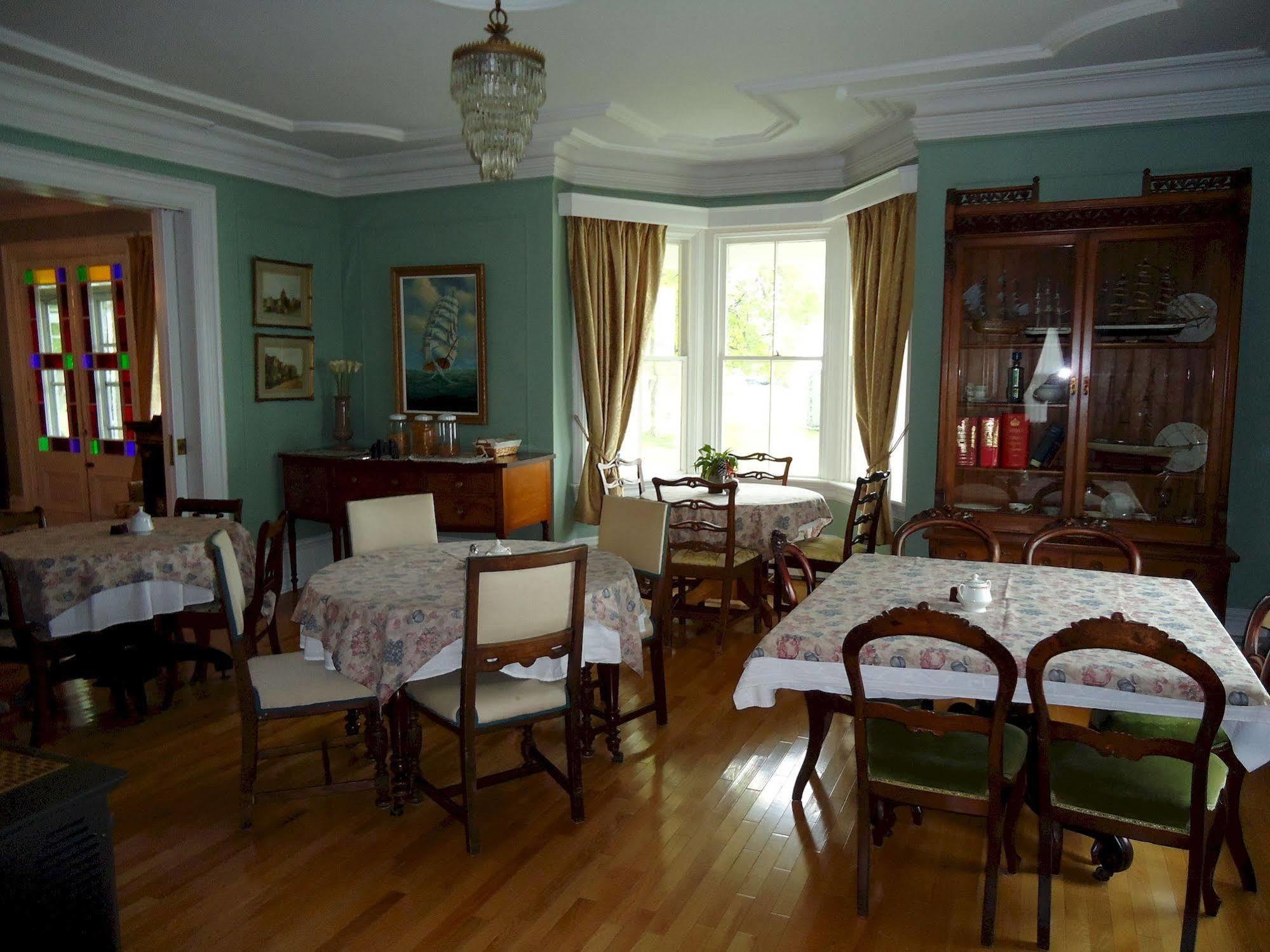 Governor'S Mansion Inn Miramichi Exterior photo